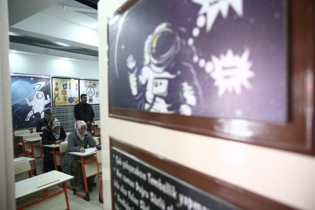 Gaziantep'teki bu okulda veliler de sınava giriyor