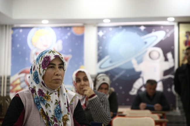 Gaziantep'teki bu okulda veliler de sınava giriyor