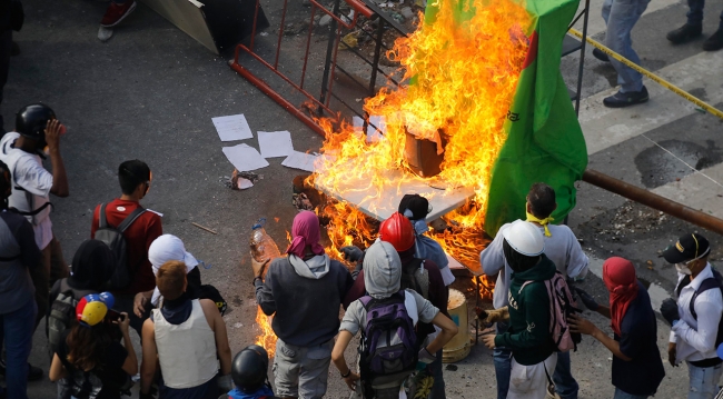 Venezuela'da seçim günü de kan döküldü