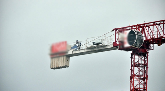 60 metre yükseklikteki vincin üstünde namaz kıldı