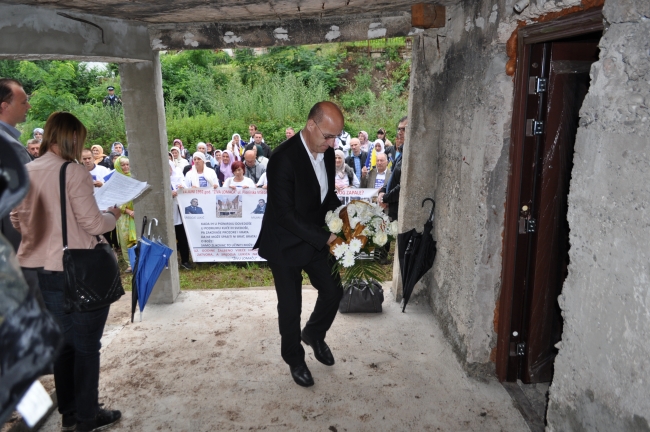 26 yıl önce diri diri yakılan 140'tan fazla Boşnak anıldı