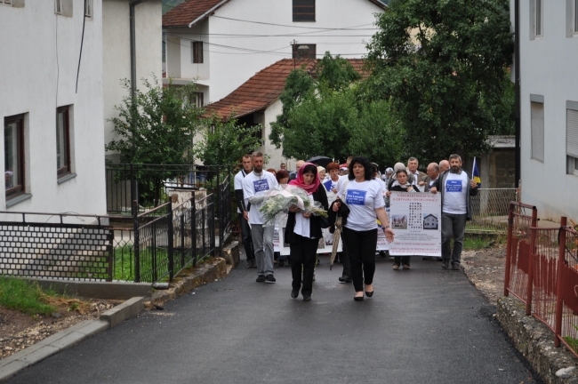 26 yıl önce diri diri yakılan 140'tan fazla Boşnak anıldı