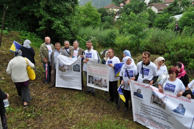 26 yıl önce diri diri yakılan 140'tan fazla Boşnak anıldı