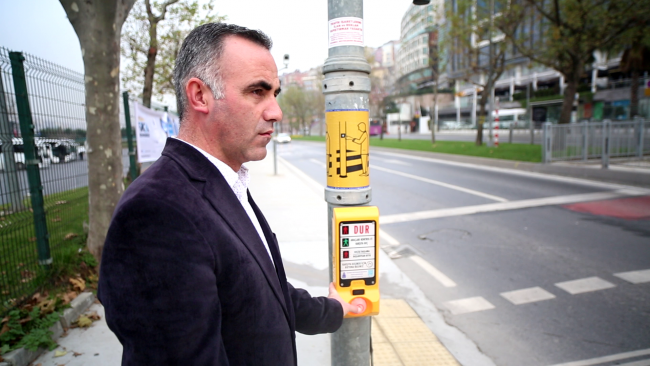 Trafik ışıklarındaki sesiyle İstanbullu yayaları yönlendiriyor