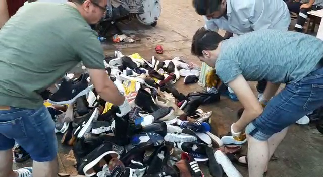 Sağanaktan zarar gören Eminönü esnafı yaralarını sarıyor