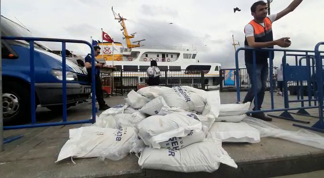 Sağanaktan zarar gören Eminönü esnafı yaralarını sarıyor
