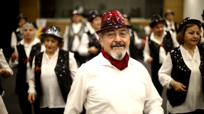 Emekliler dans grubu: Parlak Şapkalılar