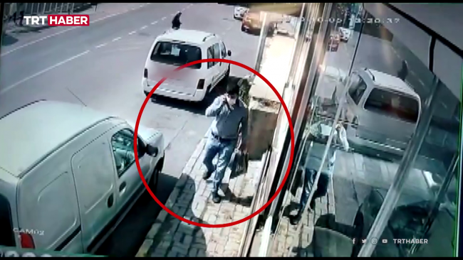 Dolandırıcıların hedefinde bu kez bir çocuk vardı: İki ekmek verip, altınları aldılar