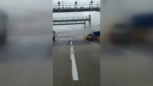 Köprüde seyir halindeki araçta yangın