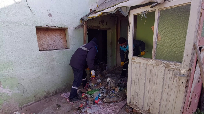 Evden 3 kamyon çöp çıktı