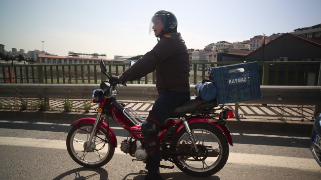 Yolların emekli ve mütevazı motosiklet gezgini