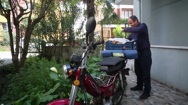 Yolların emekli ve mütevazı motosiklet gezgini