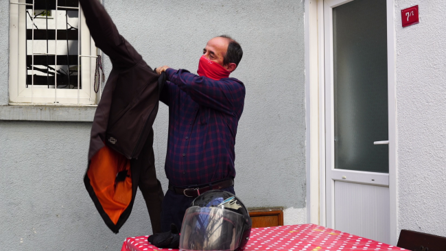 Yolların emekli ve mütevazı motosiklet gezgini