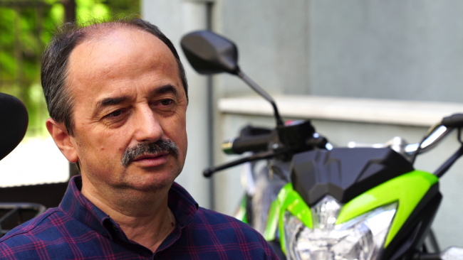 Yolların emekli ve mütevazı motosiklet gezgini