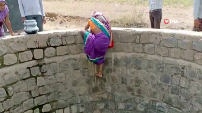 Hindistanlı kadınlar suya erişebilmek için hayatlarını riske atıyor