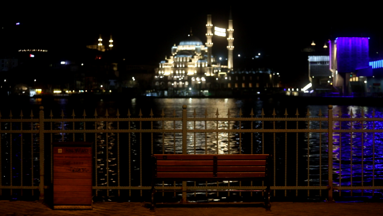 Galata Köprüsü’nün gece balıkçıları