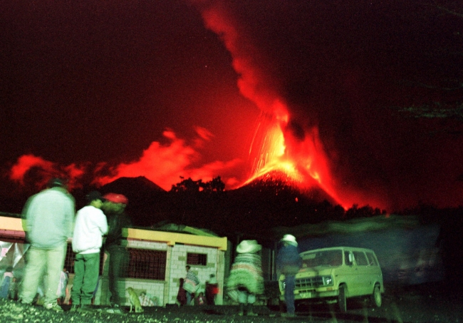 Guatemala Şehri'nin 60 kilometre güneyindeyindeki El Patrocinio sakinleri Pacaya Yanardağı'nın patlamasını izliyor (Fotoğraf: AP)