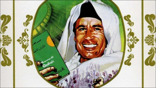 Muammer Kaddafi ve Yeşil Kitap. Fotoğraf: Doualiya