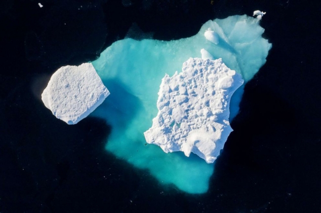 Grönland'daki buzul kütlesinin kopma anı görüntülendi