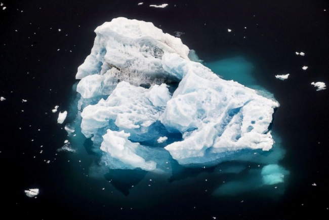 Grönland'daki buzul kütlesinin kopma anı görüntülendi