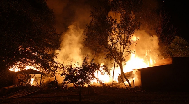 Bursa'da palet imalathanesinde yangın