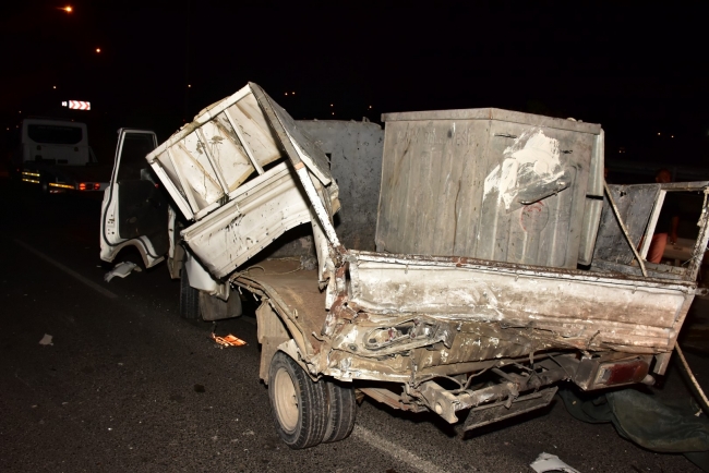 Akaryakıtı bittiği için kamyonetlerini itenlere tanker çarptı