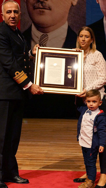 2,5 yaşındaki Utku Baran babasının madalyasını aldı