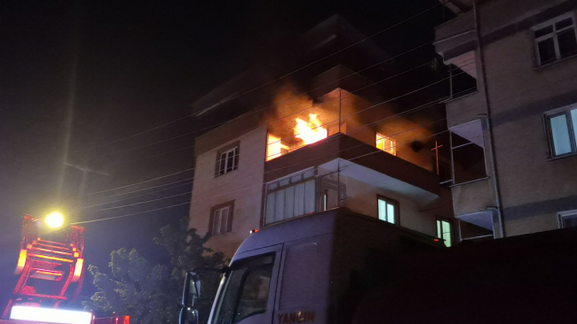 Yanan daire kullanılamaz hale geldi