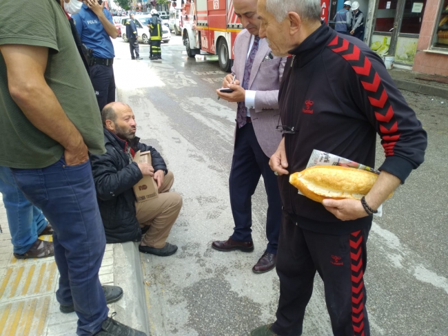 Kedilerini kurtarmak için yanan eve girmeye çalışan kişiyi polis durdurdu