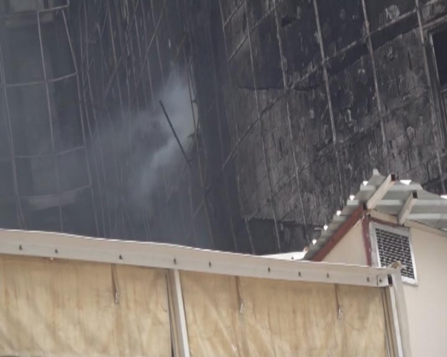 Yanan hastaneden duman yükseldi, itfaiye binaya geldi