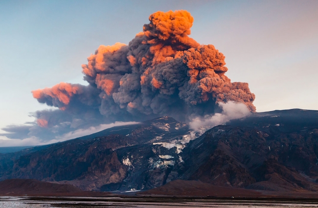 Dünyada her yıl ortalama 50 volkan faaliyete geçiyor