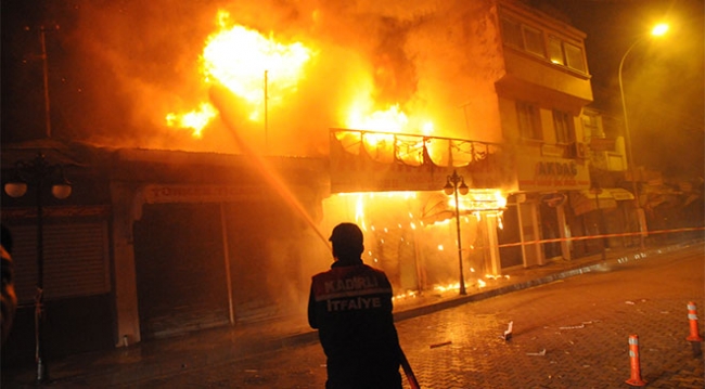 Osmaniye'de 20'ye yakın iş yeri yandı