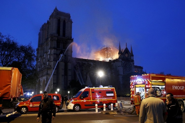 Ünlü Notre Dame Katedrali'nde yangın