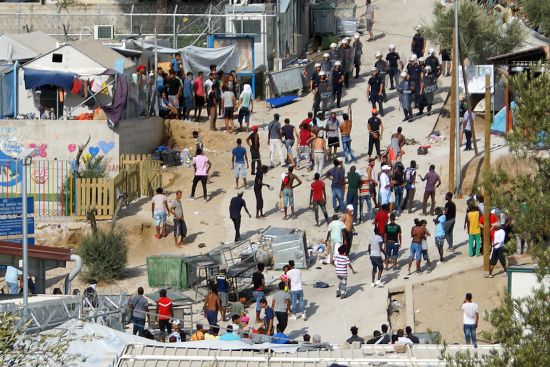 Midilli'de 4 bin göçmenin kaldığı kampta yangın çıktı