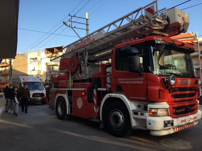 İzmir'de yangın: Mahsur kalan 5 kişiyi itfaiyeciler kurtardı