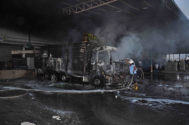 Sebze meyve yüklü kamyon cayır cayır yandı