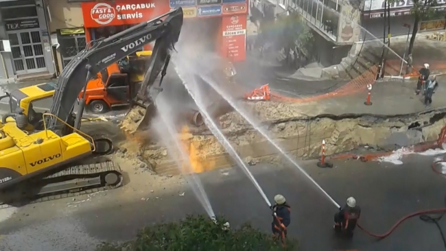 Kazı çalışması yapan kepçe yanlışlıkla doğalgaz borusunu deldi