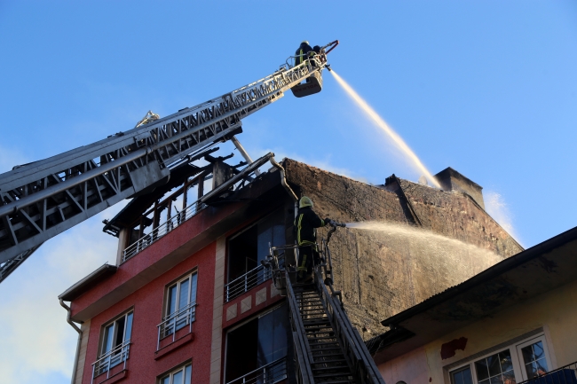 Yanan evini gözyaşları içinde izledi