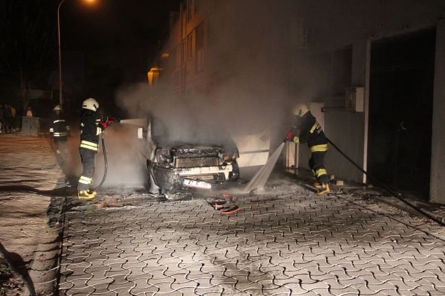 Aracının yandığını çaresizlik içinde izledi