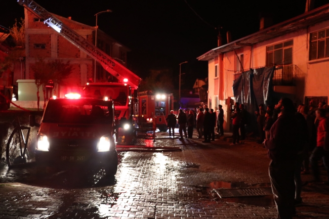 Kastamonu'da biri şehit ailesine ait olmak üzere 4 ev yandı