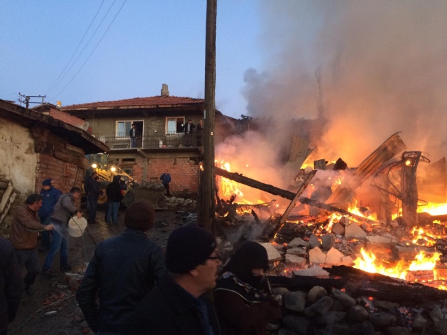 Çorum'da köyde çıkan yangında 5 ev kullanılamaz hale geldi