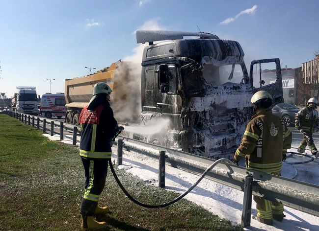 Otoyolda hafriyat kamyonu yangını