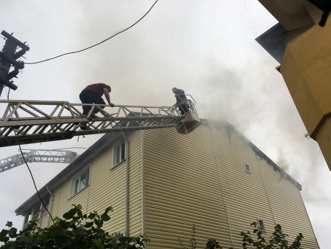 Çatısına yıldırım düşen evde yangın çıktı