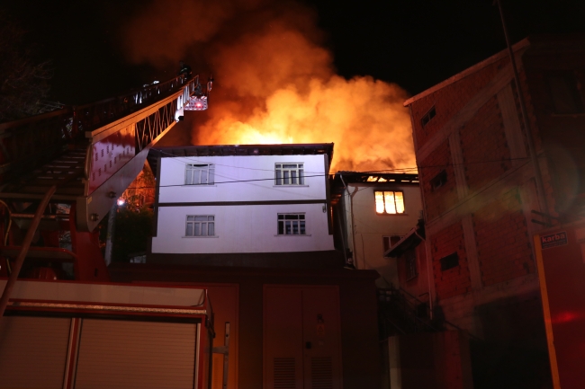 Kastamonu'da biri şehit ailesine ait olmak üzere 4 ev yandı