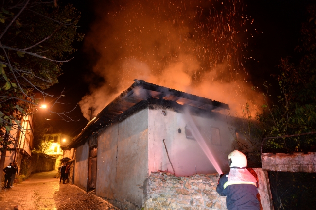 150 yıllık konak yangında kül oldu