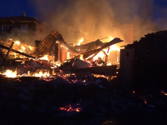 Çorum'da köyde çıkan yangında 5 ev kullanılamaz hale geldi