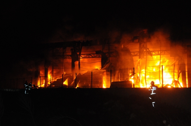 Kocaeli'de parfüm fabrikasında yangın