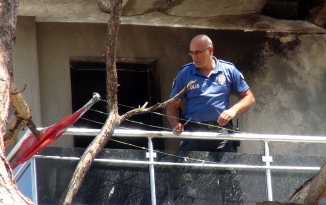 Yangında ev küle döndü; Türk bayrağı zarar görmedi