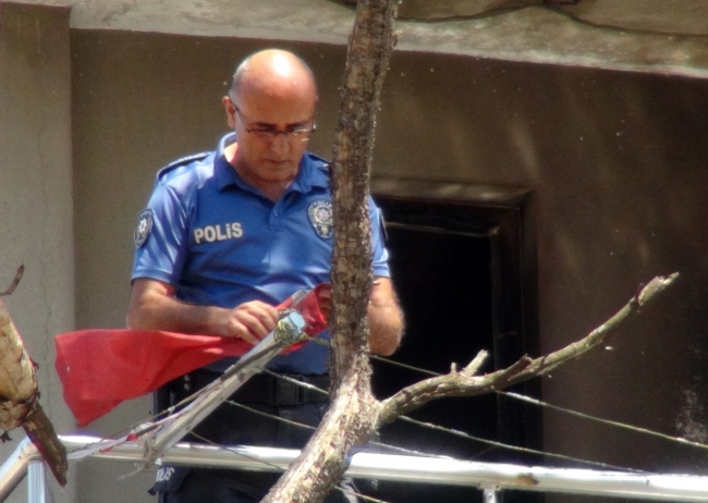 Yangında ev küle döndü; Türk bayrağı zarar görmedi