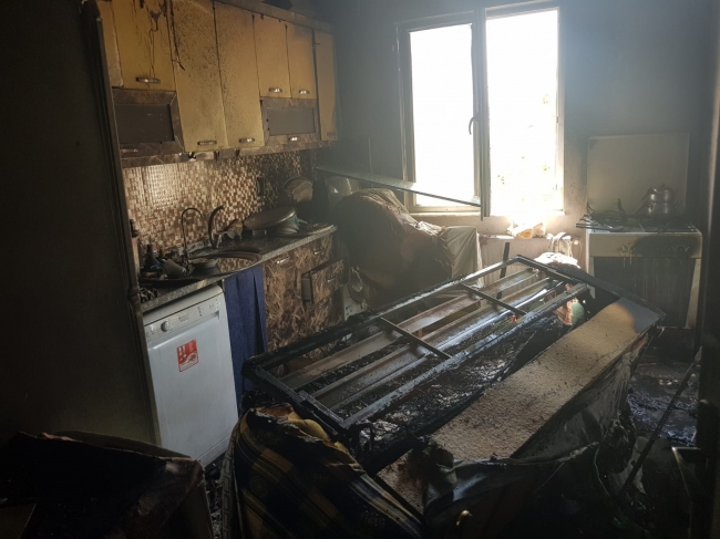 Yangında ev küle döndü; Türk bayrağı zarar görmedi